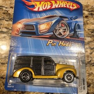 Pin Heads 40s Woody Toy Car - Black and Gold